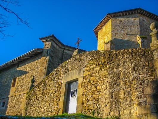 a picture of a medieval building