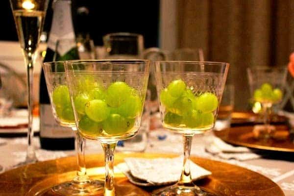 Uvas de la Suerte twelve green grapes uvas de la suerte new years eve spain Noche Vieja