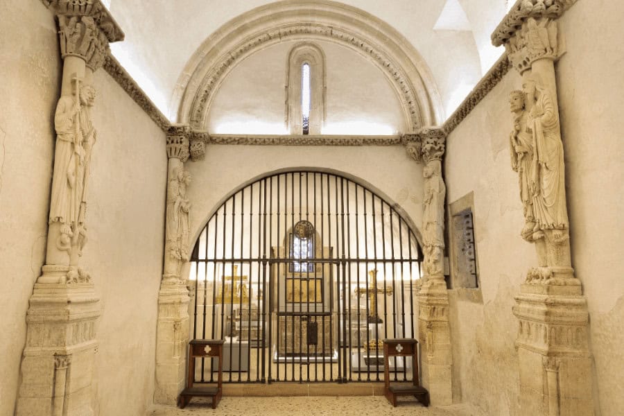 a picture of the inside of a church