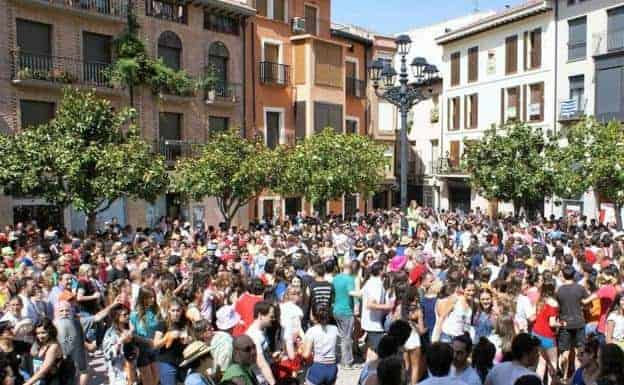 a picture of a crowded square