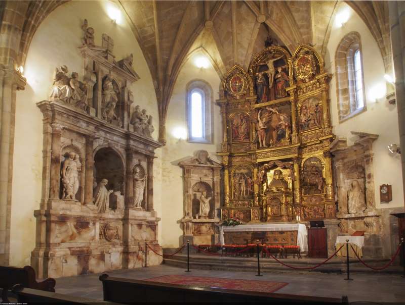 Retablo-y-sepulcro-del-Inquisidor-Valdes-Salas-en-la-Colegiata-de-Santa-Maria-La-Mayor