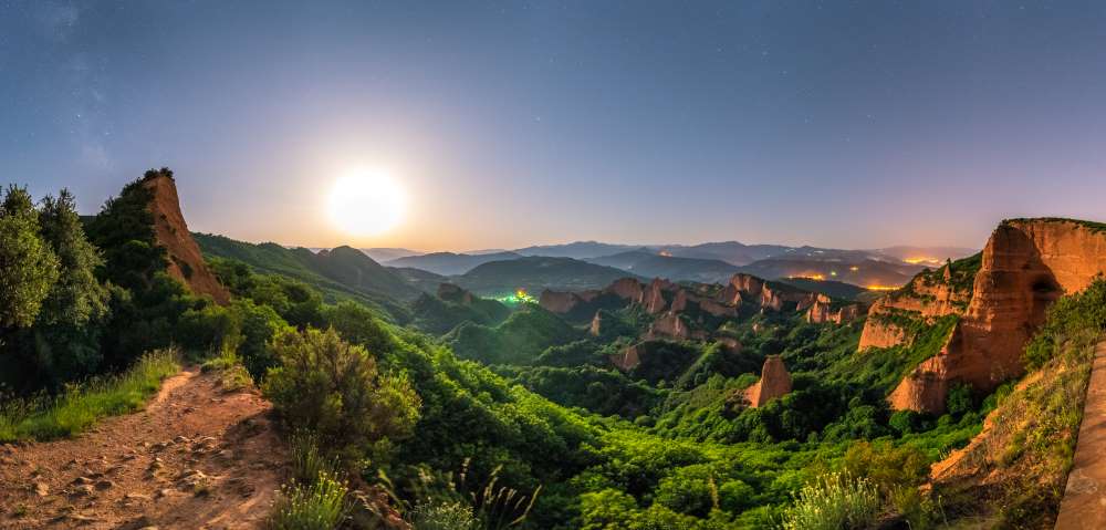 a picture of mountains