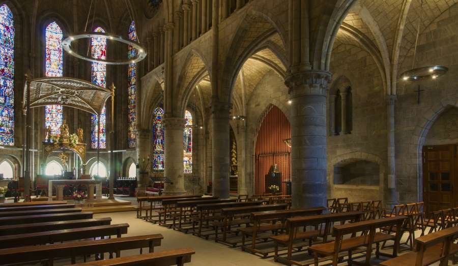 a picture of the inside of a church