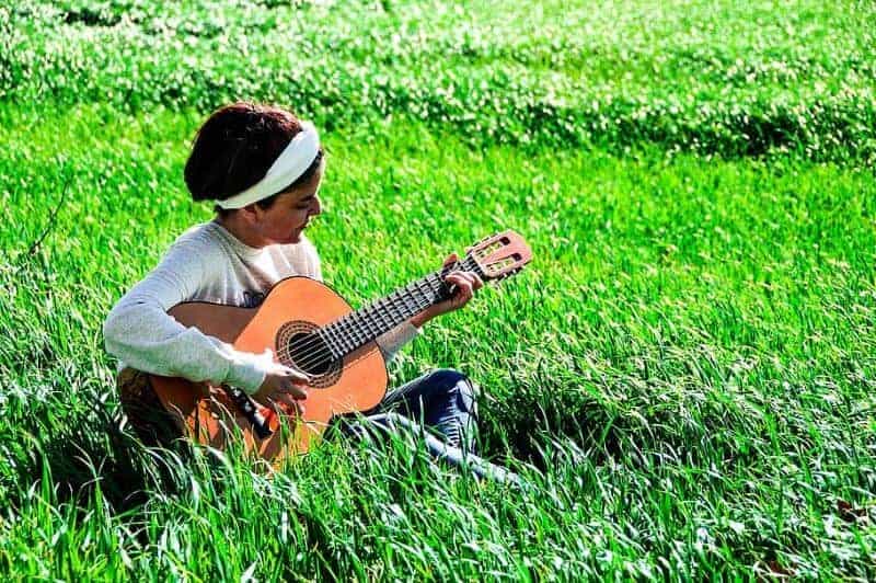 girl playing guitar on the Camino