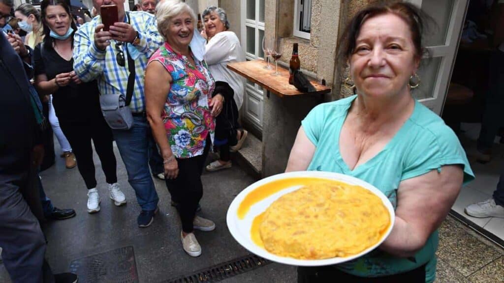 Restaurateur chowing her tortilla on the Camino