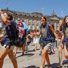 Students arriving to Santiago Educamino