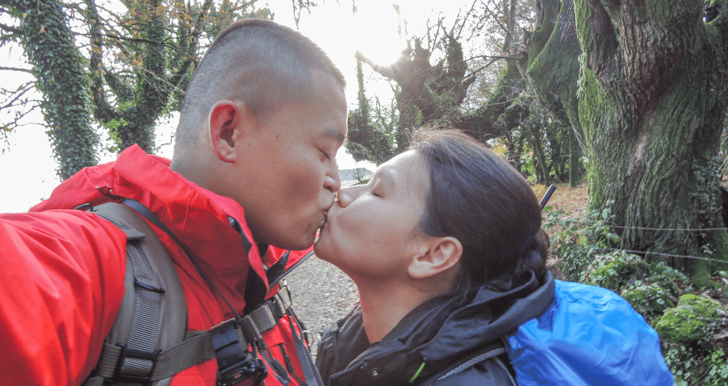 Couple kissing on Camino