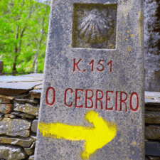 O CEBREIRO yellow arrow sign