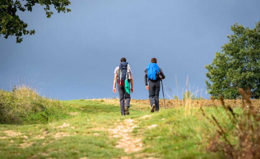 2 pilgrims walking the Le Puy path