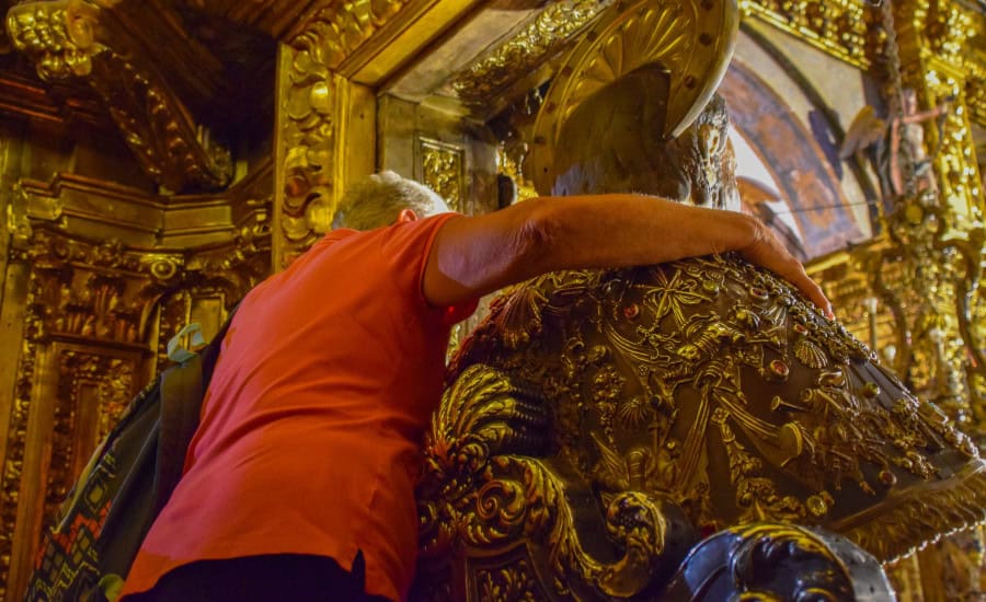 Hug the Apostle