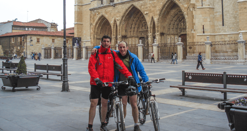 2 pilgrim friends posing on cycle