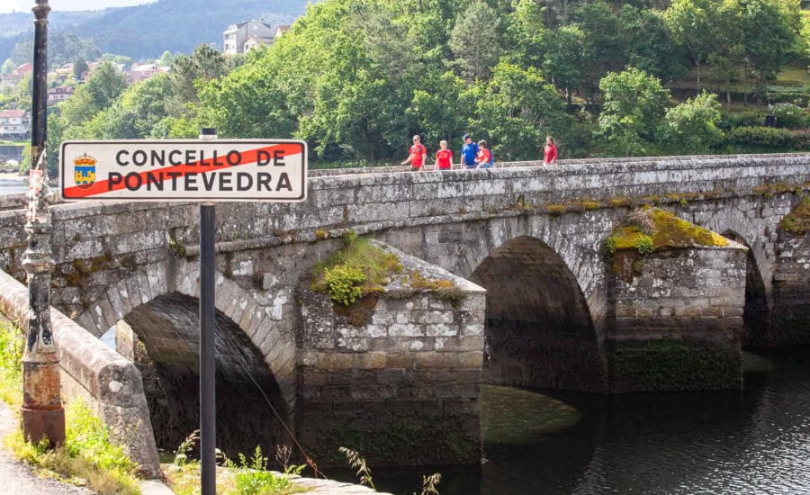 Pilgrims on the bridge Ponte