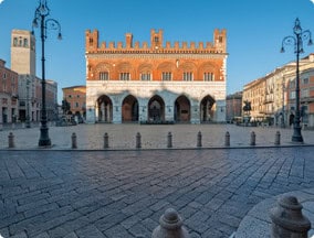 Palazzo y Basilica in Piacenza